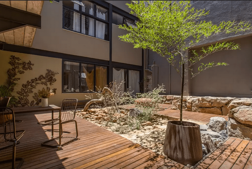 Surprise, surprise, ainda há esse jardim... A casa tem 3 quartos para até 6 pessoas e custa R$ 5 050 por 3 dias (permanência mínima para locação), na baixa temporada (a partir de setembro), já com todas as taxas. Na ocupação máxima, dá R$ 280 diários por hóspede Surprise, surprise, ainda há esse jardim... A casa tem 3 quartos para até 6 pessoas e custa R$ 5 050 por 3 dias (permanência mínima para locação), na baixa temporada (a partir de setembro), já com todas as taxas. Na ocupação máxima, dá R$ 280 diários por hóspede