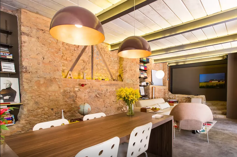 Intitulada Vintage-Chic House pelos locadores, a casa faz um estilo art déco repaginado que remete à época de sua construção, a década de 1930 Intitulada Vintage-Chic House pelos locadores, a casa faz um estilo art déco repaginado que remete à época de sua construção, a década de 1930