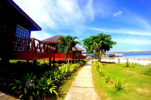 <strong>3. Semporna, Sabah, <a href="https://viajeaqui.abril.com.br/paises/malasia" rel="Malásia">Malásia</a></strong>Uma praia privativa e impecáveis instalações próprias para esportes aquáticos: não é difícil entender os motivos pelos quais os hóspedes do <a href="https://www.booking.com/hotel/my/scuba-tiger-semporna-holiday-resort.pt-br.html?aid=332455&label=viagemabril-destinosmergulho" rel="Scuba Tiger Semporna" target="_blank">Scuba Tiger Semporna</a> classificam o hotel como fabuloso. A localização tranquila do hotel faz com que ele seja uma alternativa ideal para descansar ao mesmo tempo que, graças à proximidade de ótimos pontos de mergulho, faz com que os hospédes não percam tempo. Alguns dos quartos contam com belas villas em frente ao mar para os que estiverem dispostos a desembolsar mais dinheiros, mas quem estiver com o orçamento mais apertado pode optar por dormitórios de quatro camas<a href="https://www.booking.com/city/my/semporna.pt-br.html?aid=332455&label=viagemabril-destinosmergulho" rel="Reserve o seu hotel em Semporna através do Booking.com" target="_blank"><em>Reserve o seu hotel em Semporna através do Booking.com</em></a> <strong>3. Semporna, Sabah, <a href="https://viajeaqui.abril.com.br/paises/malasia" rel="Malásia">Malásia</a></strong>Uma praia privativa e impecáveis instalações próprias para esportes aquáticos: não é difícil entender os motivos pelos quais os hóspedes do <a href="https://www.booking.com/hotel/my/scuba-tiger-semporna-holiday-resort.pt-br.html?aid=332455&label=viagemabril-destinosmergulho" rel="Scuba Tiger Semporna" target="_blank">Scuba Tiger Semporna</a> classificam o hotel como fabuloso. A localização tranquila do hotel faz com que ele seja uma alternativa ideal para descansar ao mesmo tempo que, graças à proximidade de ótimos pontos de mergulho, faz com que os hospédes não percam tempo. Alguns dos quartos contam com belas villas em frente ao mar para os que estiverem dispostos a desembolsar mais dinheiros, mas quem estiver com o orçamento mais apertado pode optar por dormitórios de quatro camas<a href="https://www.booking.com/city/my/semporna.pt-br.html?aid=332455&label=viagemabril-destinosmergulho" rel="Reserve o seu hotel em Semporna através do Booking.com" target="_blank"><em>Reserve o seu hotel em Semporna através do Booking.com</em></a>