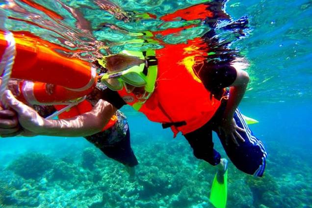 <strong>3. Semporna, Sabah, <a href="https://viajeaqui.abril.com.br/paises/malasia" rel="Malásia">Malásia</a></strong> Mergulho parece ser uma atividade de gente que curte aventuras, mas Semporna, na Malásia, prova que mergulhadores também podem optar por um refúgio tranquilo. O local não deixa de ser um destino perfeito para os apaixonados por mergulho, já que fica muito próximo a maravilhosos pontos de observação da vida marinha. E o mais legal é que Semporna conta com rotas de acesso bem facilitadas rumo a Kuala Lumpur, capital da Malásia, portanto, é possível pontuar o passeio de mergulho com uma dose de movimentação de centro urbano <a href="https://www.booking.com/city/my/semporna.pt-br.html?aid=332455&label=viagemabril-destinosmergulho" rel="Reserve o seu hotel em Semporna através do Booking.com" target="_blank"><em>Reserve o seu hotel em Semporna através do Booking.com</em></a> <strong>3. Semporna, Sabah, <a href="https://viajeaqui.abril.com.br/paises/malasia" rel="Malásia">Malásia</a></strong> Mergulho parece ser uma atividade de gente que curte aventuras, mas Semporna, na Malásia, prova que mergulhadores também podem optar por um refúgio tranquilo. O local não deixa de ser um destino perfeito para os apaixonados por mergulho, já que fica muito próximo a maravilhosos pontos de observação da vida marinha. E o mais legal é que Semporna conta com rotas de acesso bem facilitadas rumo a Kuala Lumpur, capital da Malásia, portanto, é possível pontuar o passeio de mergulho com uma dose de movimentação de centro urbano <a href="https://www.booking.com/city/my/semporna.pt-br.html?aid=332455&label=viagemabril-destinosmergulho" rel="Reserve o seu hotel em Semporna através do Booking.com" target="_blank"><em>Reserve o seu hotel em Semporna através do Booking.com</em></a>