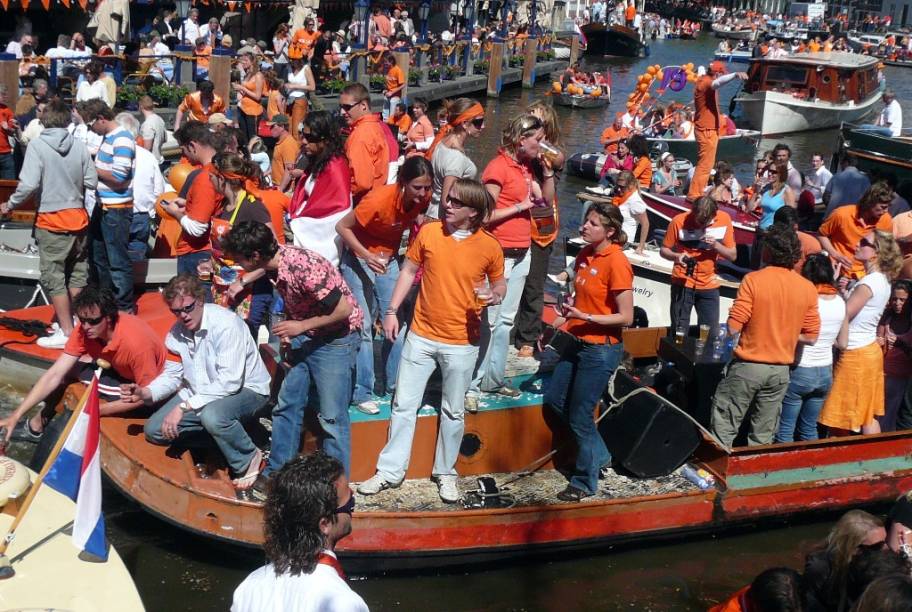 <strong>5. Koninginnedag, Dia da Rainha da Holanda</strong>    Se for medir o entusiasmo das pessoas celebrando seu aniversário, a <strong>Rainha Beatrix</strong>, da Holanda, deve ser a monarca mais popular do mundo. Dezenas de milhares de pessoas lotam ruas e parques em todo o país, num mar em laranja, a cor nacional do país. Shows, competições diversas, doidos mergulhando nos canais, feirinhas e muita cerveja contagiam o povo. O clima é tão livre e espontâneo que até os antimonarquistas convictos entram no embalo.    <strong>Onde: </strong><a href="https://viajeaqui.abril.com.br/paises/holanda" rel="Holanda" target="_blank">Holanda</a>. <strong>Quando: </strong>30 de Abril. 