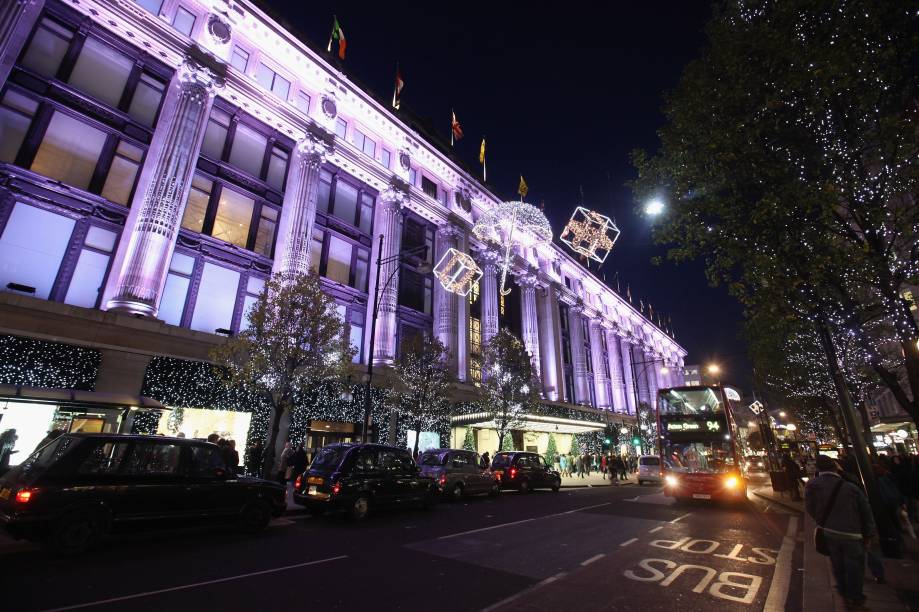 D&ecirc; um pulo em Oxford Street, destino obrigat&oacute;rio para shopaholics. A <strong>Selfridges </strong><em>(</em>foto; <em>n&ordm; 400, <a href="https://selfridges.com" rel="selfridges.com" target="_blank">selfridges.com</a>)</em> &eacute; uma das megastores mais concorridas. Ao sul do Hyde Park, em Knightsbridge, o templo das compras &eacute; a decana <strong>Harrods </strong><em>(87-135 Brompton Road, <a href="https://harrods.com" rel="harrods.com" target="_blank">harrods.com</a>)</em>, a loja de departamentos mais garbosa da cidade