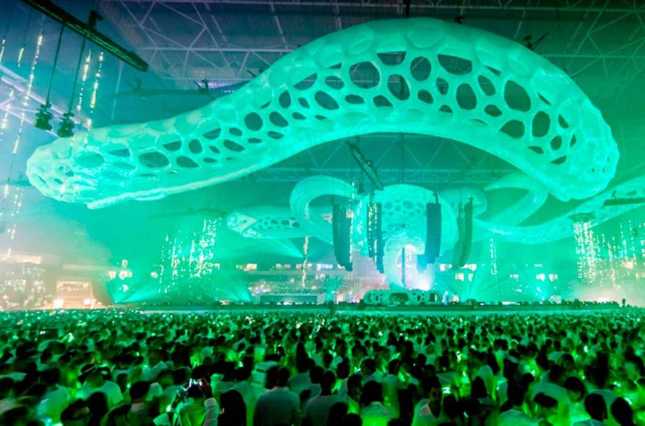 <strong>Sensation Amsterdã</strong>    O traje da festa é roupa branca. “Seja parte da noite, vista-se de branco", é o slogan. <strong>Sensation Amsterdã</strong>    O traje da festa é roupa branca. “Seja parte da noite, vista-se de branco", é o slogan.