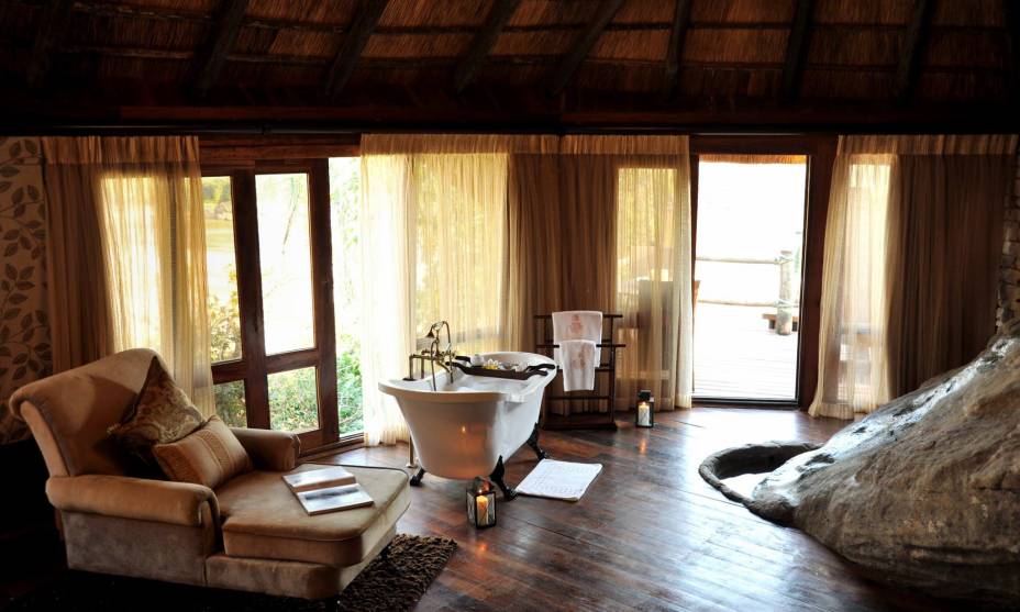 <strong>2. TOUR DE SAFÁRIS</strong> Nestas sete noites em <a href="https://www.serenahotels.com/default-en.html" rel="lodges Serena" target="_blank">lodges Serena</a> (foto), quatro são divididas entre os parques nacionais do Serengeti e <a href="https://viajeaqui.abril.com.br/estabelecimentos/tanzania-arusha-atracao-parque-nacional-ngorongoro" rel="Ngorongoro" target="_blank">Ngorongoro</a>, e três entre Arusha e os parques do <a href="https://www.tanzaniaparks.com/manyara.html" rel="Lago Manyara" target="_blank">Lago Manyara</a> e <a href="https://www.tanzaniaparks.com/tarangire.html" rel="Tarangire" target="_blank">Tarangire</a>. <strong>Quando:</strong> até 31 de outubro <strong>Quem leva:</strong> <a href="https://raidho.com.br/" rel="Raidho" target="_blank">Raidho</a> <strong>Quanto:</strong> US$ 5 316 <strong>2. TOUR DE SAFÁRIS</strong> Nestas sete noites em <a href="https://www.serenahotels.com/default-en.html" rel="lodges Serena" target="_blank">lodges Serena</a> (foto), quatro são divididas entre os parques nacionais do Serengeti e <a href="https://viajeaqui.abril.com.br/estabelecimentos/tanzania-arusha-atracao-parque-nacional-ngorongoro" rel="Ngorongoro" target="_blank">Ngorongoro</a>, e três entre Arusha e os parques do <a href="https://www.tanzaniaparks.com/manyara.html" rel="Lago Manyara" target="_blank">Lago Manyara</a> e <a href="https://www.tanzaniaparks.com/tarangire.html" rel="Tarangire" target="_blank">Tarangire</a>. <strong>Quando:</strong> até 31 de outubro <strong>Quem leva:</strong> <a href="https://raidho.com.br/" rel="Raidho" target="_blank">Raidho</a> <strong>Quanto:</strong> US$ 5 316