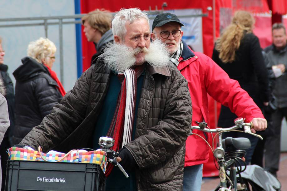 Homem e sua bicicleta em <a href="https://viajeaqui.abril.com.br/cidades/holanda-amsterda" rel="Amsterdam" target="_blank">Amsterdam</a>, <a href="https://viajeaqui.abril.com.br/paises/holanda" rel="Holanda" target="_blank">Holanda</a>