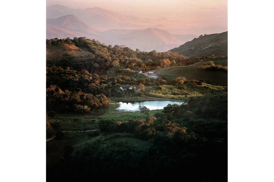 <strong>Guaramiranga (Ceará)</strong><br /> Conhecida como a Suíça do Ceará, <a href="https://viajeaqui.abril.com.br/cidades/br-ce-guaramiranga" rel="Guaramiranga " target="_blank">Guaramiranga </a>localiza-se a 800 metros de altitude no Maciço de Baturité, região serrana do estado, o que confere à cidade um dos climas mais frescos do Nordeste brasileiro. Distante quase 100 quilômetros da capital, as influências de <a href="https://viajeaqui.abril.com.br/cidades/br-ce-fortaleza" rel="Fortaleza " target="_blank">Fortaleza </a>não conseguiram chegar ao local. Longe das praias e do carnaval agitado, quem vai para Guaramiranga procura por sossego, com as suas cachoeiras, trilhas e chalés, um clima mais frio e uma paisagem diferenciada.<br /> <br /> Em vez de agitação, o carnaval recebe o famoso Festival de Jazz e Blues, que reúne atrações nacionais e internacionais. Há também o <a href="https://viajeaqui.abril.com.br/estabelecimentos/br-ce-guaramiranga-atracao-mosteiro-dos-jesuitas" rel="Mosteiro dos Jesuitas" target="_blank">Mosteiro dos Jesuitas</a>, uma construção imponente erguida pelos jesuítas portugueses e o parque ecológico de Guaramiranga, que reúne aqueles que querem desfrutar da natureza da região. <strong>Guaramiranga (Ceará)</strong><br /> Conhecida como a Suíça do Ceará, <a href="https://viajeaqui.abril.com.br/cidades/br-ce-guaramiranga" rel="Guaramiranga " target="_blank">Guaramiranga </a>localiza-se a 800 metros de altitude no Maciço de Baturité, região serrana do estado, o que confere à cidade um dos climas mais frescos do Nordeste brasileiro. Distante quase 100 quilômetros da capital, as influências de <a href="https://viajeaqui.abril.com.br/cidades/br-ce-fortaleza" rel="Fortaleza " target="_blank">Fortaleza </a>não conseguiram chegar ao local. Longe das praias e do carnaval agitado, quem vai para Guaramiranga procura por sossego, com as suas cachoeiras, trilhas e chalés, um clima mais frio e uma paisagem diferenciada.<br /> <br /> Em vez de agitação, o carnaval recebe o famoso Festival de Jazz e Blues, que reúne atrações nacionais e internacionais. Há também o <a href="https://viajeaqui.abril.com.br/estabelecimentos/br-ce-guaramiranga-atracao-mosteiro-dos-jesuitas" rel="Mosteiro dos Jesuitas" target="_blank">Mosteiro dos Jesuitas</a>, uma construção imponente erguida pelos jesuítas portugueses e o parque ecológico de Guaramiranga, que reúne aqueles que querem desfrutar da natureza da região.