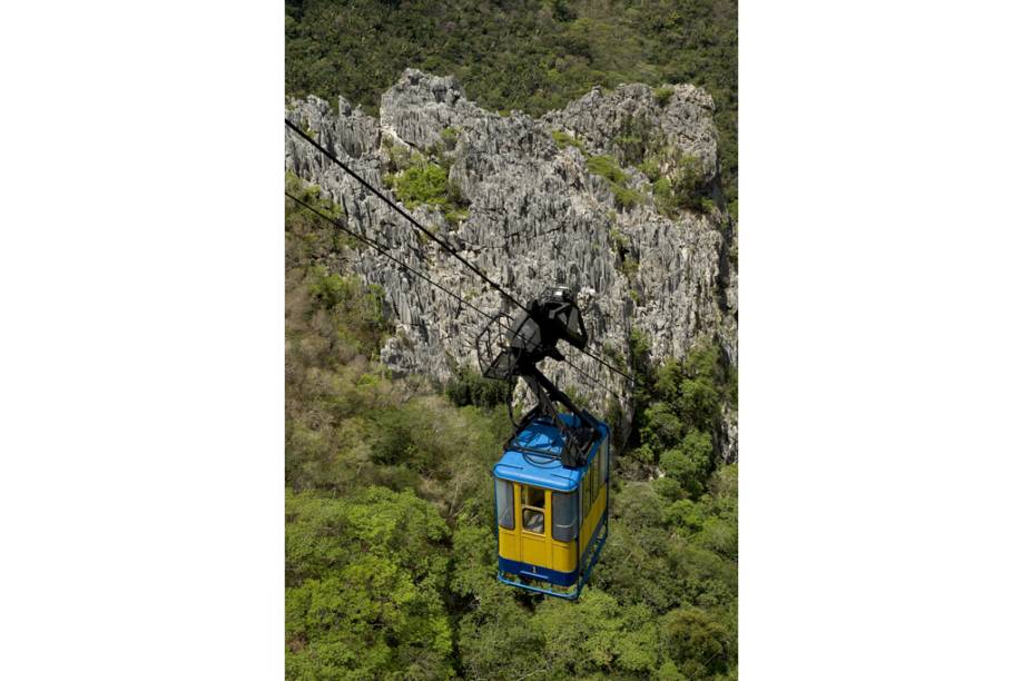 <strong>Ubajara (Ceará)</strong><br /> Com temperaturas bem mais amenas do que as principais cidades do Ceará, <a href="https://viajeaqui.abril.com.br/cidades/br-ce-ubajara" rel="Ubajara " target="_blank">Ubajara </a>é um recanto de natureza em um trecho da Serra do Ibiapaba. O Parque Nacional de Ubajara é a principal atração da pequena cidade, com sua gruta repleta de estalactites e estalagmites. Ao todo, a formação rochosa conta com oito salões, acessíveis com a ajuda de um guia. Para ter acesso a tudo isso é necessário pegar o teleférico, que oferece uma ótima vista da floresta de babaçus. Outro destaque é o cânion do rio Cafundó, visto em sua plenitude em um mirante no caminho para a floresta. <strong>Ubajara (Ceará)</strong><br /> Com temperaturas bem mais amenas do que as principais cidades do Ceará, <a href="https://viajeaqui.abril.com.br/cidades/br-ce-ubajara" rel="Ubajara " target="_blank">Ubajara </a>é um recanto de natureza em um trecho da Serra do Ibiapaba. O Parque Nacional de Ubajara é a principal atração da pequena cidade, com sua gruta repleta de estalactites e estalagmites. Ao todo, a formação rochosa conta com oito salões, acessíveis com a ajuda de um guia. Para ter acesso a tudo isso é necessário pegar o teleférico, que oferece uma ótima vista da floresta de babaçus. Outro destaque é o cânion do rio Cafundó, visto em sua plenitude em um mirante no caminho para a floresta.