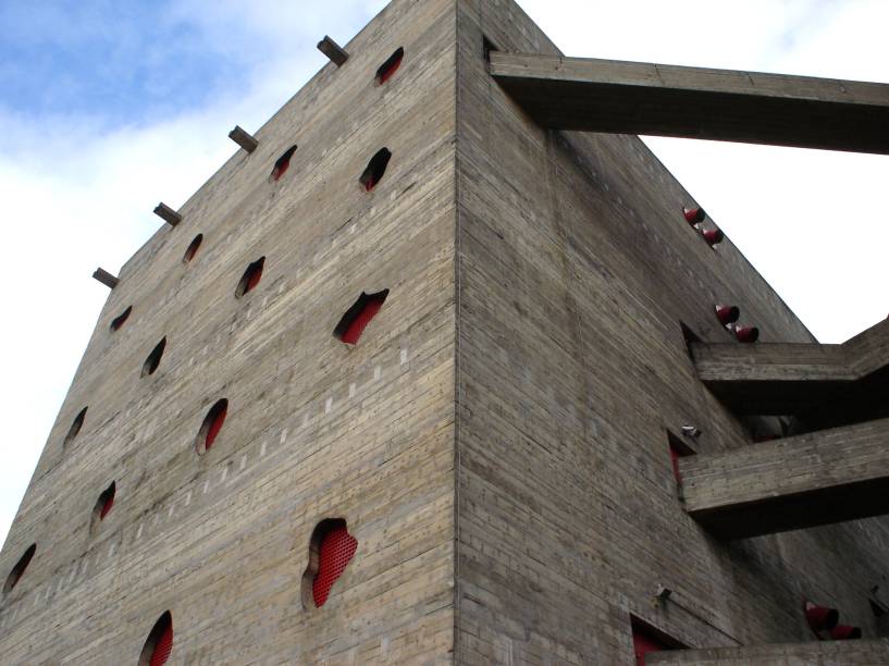 <a href="https://www.sescsp.org.br/unidades/11_POMPEIA" rel="Sesc Pompeia" target="_blank">Sesc Pompeia</a>,<a href="https://viajeaqui.abril.com.br/cidades/br-sp-sao-paulo" rel=" São Paulo" target="_blank"> São Paulo</a> O prédio do Sesc Pompeia é superexcêntrico com seu design prismático e cilíndrico e por se localizar ao lado de galpões de uma antiga fábrica de tambores. Mas, são as suas janelas vermelhas e disformes que fornecem um toque a mais especial à estrutura cinza da construção <a href="https://www.sescsp.org.br/unidades/11_POMPEIA" rel="Sesc Pompeia" target="_blank">Sesc Pompeia</a>,<a href="https://viajeaqui.abril.com.br/cidades/br-sp-sao-paulo" rel=" São Paulo" target="_blank"> São Paulo</a> O prédio do Sesc Pompeia é superexcêntrico com seu design prismático e cilíndrico e por se localizar ao lado de galpões de uma antiga fábrica de tambores. Mas, são as suas janelas vermelhas e disformes que fornecem um toque a mais especial à estrutura cinza da construção