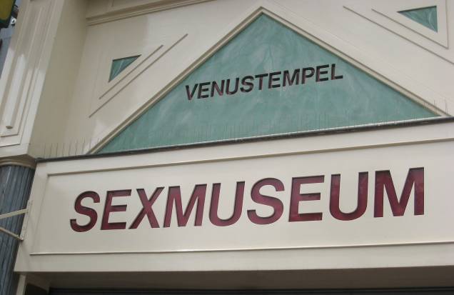 <strong><a href="https://www.sexmuseumamsterdam.nl/index2.html" target="_blank" rel="noopener">Sex Museum</a>, <a href="https://viajeaqui.abril.com.br/cidades/holanda-amsterda/fotos" target="_blank" rel="noopener">Amsterdã</a></strong> O primeiro e mais antigo museu do sexo no mundo encontra-se em Amsterdã e mostra a importância do tema na história e na arte com uma coleção de estátuas, pinturas, fotos, vídeos, lingeries e todo tipo de objetos relacionados ao tema. <strong><a href="https://www.sexmuseumamsterdam.nl/index2.html" target="_blank" rel="noopener">Sex Museum</a>, <a href="https://viajeaqui.abril.com.br/cidades/holanda-amsterda/fotos" target="_blank" rel="noopener">Amsterdã</a></strong> O primeiro e mais antigo museu do sexo no mundo encontra-se em Amsterdã e mostra a importância do tema na história e na arte com uma coleção de estátuas, pinturas, fotos, vídeos, lingeries e todo tipo de objetos relacionados ao tema.