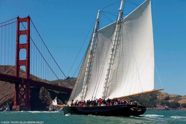 Antes e durante as competições da Americas Cup ocorrem muitas regatas e eventos náuticos paralelos, incluindo barcos clássicos Antes e durante as competições da Americas Cup ocorrem muitas regatas e eventos náuticos paralelos, incluindo barcos clássicos