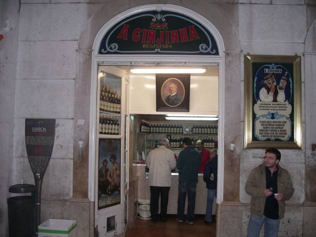 No balcão do bar que a serve no centro de <strong><a href="https://viajeaqui.abril.com.br/cidades/portugal-lisboa" rel="Lisboa " target="_blank">Lisboa </a></strong>o atendente lhe perguntará: “com ou sem?”. É a deixa para provar a Ginjinha com ou sem a doce ameixinha No balcão do bar que a serve no centro de <strong><a href="https://viajeaqui.abril.com.br/cidades/portugal-lisboa" rel="Lisboa " target="_blank">Lisboa </a></strong>o atendente lhe perguntará: “com ou sem?”. É a deixa para provar a Ginjinha com ou sem a doce ameixinha