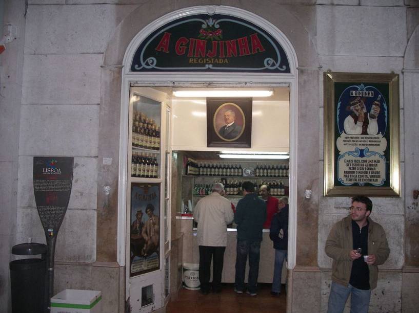 No balc&atilde;o do bar que a serve no centro de <strong><a href="https://viajeaqui.abril.com.br/cidades/portugal-lisboa" rel="Lisboa " target="_blank">Lisboa </a></strong>o atendente lhe perguntar&aacute;: &ldquo;com ou sem?&rdquo;. &Eacute; a deixa para provar a Ginjinha com ou sem a doce ameixinha