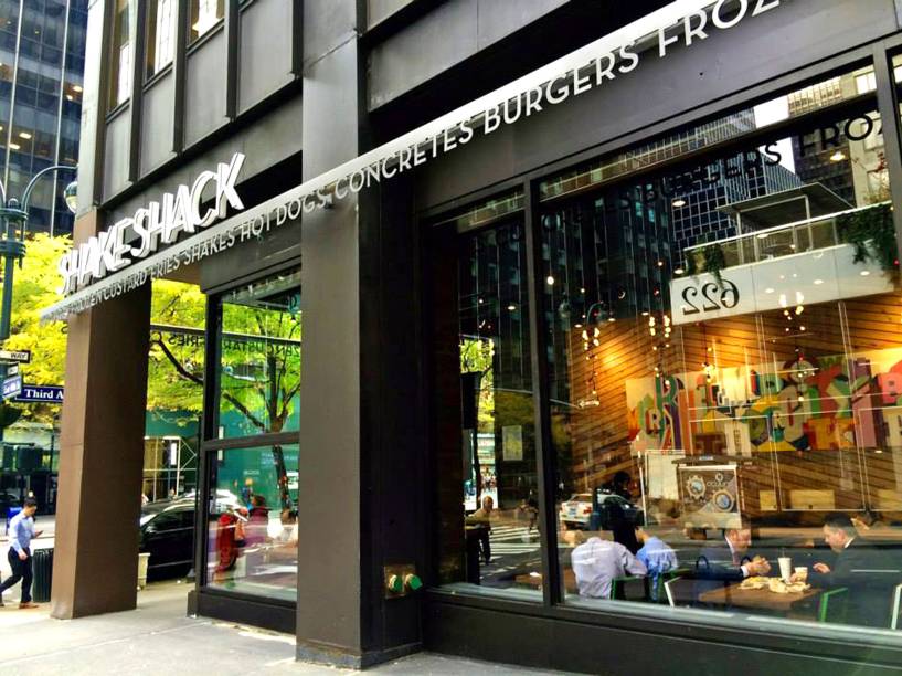 <strong><a href="https://www.shakeshack.com/" rel="Shake Shack" target="_blank">Shake Shack</a></strong>                            É uma das redes de hambúrgueres mais famosas do país. Entre os favoritos do cardápio, estão o Smoke Shack (com bacon e pimenta de cereja) e o Shroom Burger (vegetariano, com champignon crocante, queijo chedder e muenster). <em>600 Third Avenue, Midtown East, 10016</em>