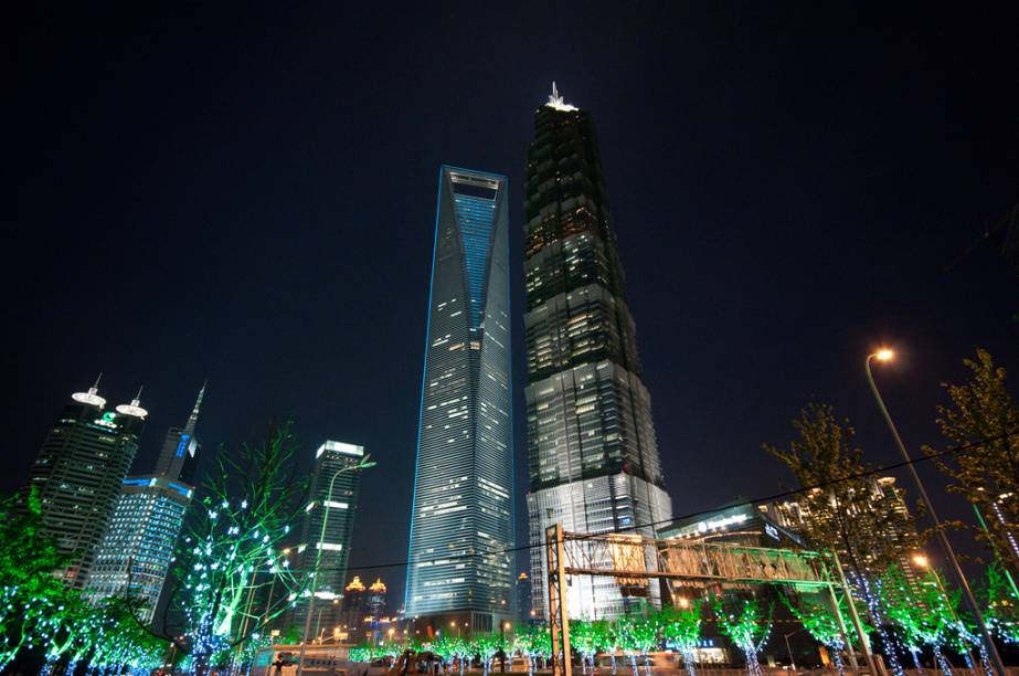 <strong>Shanghai World Financial Center, Xangai, China</strong>Parece um abridor de garrafa gigante, mas o SWFC (o edifício mais alto, à esquerda) é o mais novo (e bem mais elegante) membro do já congestionado skyline da frenética <a href="https://viajeaqui.abril.com.br/cidades/china-xangai-shanghai" rel="Xangai">Xangai</a>. Projeto do escritório Kohn Pedersen Fox <strong>Shanghai World Financial Center, Xangai, China</strong>Parece um abridor de garrafa gigante, mas o SWFC (o edifício mais alto, à esquerda) é o mais novo (e bem mais elegante) membro do já congestionado skyline da frenética <a href="https://viajeaqui.abril.com.br/cidades/china-xangai-shanghai" rel="Xangai">Xangai</a>. Projeto do escritório Kohn Pedersen Fox