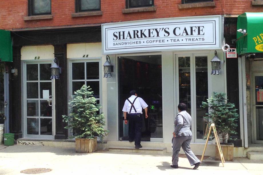 <strong><a href="https://www.sharkeyscafe.com/" rel="Sharkeys Cafe" target="_blank">Sharkeys Cafe</a></strong>                                        Há diversas opções de lanches por aqui. Entre os mais saborosos, estão o Pope Francis (com presunto parma, mussarela e molho balsâmico) e o Smoked Turkey (peru defumado com queijo suíço, guacamole e mostarda dijon). Se for tomar café da manhã, opte por um dos saborosos croissants da casa. <em>48 Mulberry Street, 10013</em>