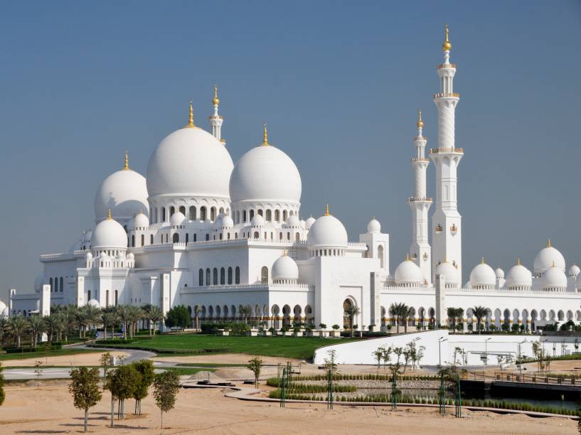 Com sua constru&ccedil;&atilde;o finalizada em 2007, &eacute; a mesquita mais nova desta lista. Seu estilo arquitet&ocirc;nico mistura estilos &aacute;rabe, mughal e mouro, sendo que as mesquitas Badshahi no Paquist&atilde;o e Hassan II no Marrocos influenciaram diretamente a sua forma. O tapete persa de l&atilde; que cobre o hall de ora&ccedil;&otilde;es principal &eacute; considerado o maior do mundo, com 5.627m&sup2;. Ele foi feito por aproximadamente 1.300 artes&atilde;os durante dois anos e pesa 35 toneladas!