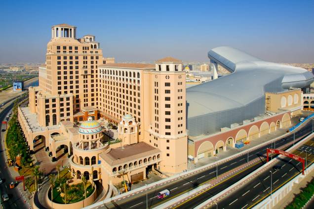 <strong>COM COMPRAS E OFERTAS</strong>O plus deste pacote é o período dele, coincidente com o do <a href="https://www.visitdubai.com/en/discover/festivals/dubai-shopping-festival" rel="Dubai Shopping Festival" target="_blank">Dubai Shopping Festival</a>, evento de compras que agita a cidade, com shows, desfiles e promoções. As sete noites são no<a href="https://rotana.com" rel=" Media Rotana" target="_blank"> Media Rotana</a>, a duas estações de metrô do Mall of the Emirates, o segundo maior shopping de <a href="https://viajeaqui.abril.com.br/cidades/emirados-arabes-unidos-dubai" rel="Dubai" target="_blank">Dubai</a>. Inclui day tour em <a href="https://viajeaqui.abril.com.br/cidades/emirados-arabes-unidos-abu-dhabi" rel="Abu Dhabi" target="_blank">Abu Dhabi</a>.<strong>QUANDO: </strong>Em 16 de janeiro<strong>QUEM LEVA: </strong>A <a href="https://lufthansacc.com/" rel="TT" target="_blank">TT</a><strong>QUANTO:</strong> US$ 2395 <strong>COM COMPRAS E OFERTAS</strong>O plus deste pacote é o período dele, coincidente com o do <a href="https://www.visitdubai.com/en/discover/festivals/dubai-shopping-festival" rel="Dubai Shopping Festival" target="_blank">Dubai Shopping Festival</a>, evento de compras que agita a cidade, com shows, desfiles e promoções. As sete noites são no<a href="https://rotana.com" rel=" Media Rotana" target="_blank"> Media Rotana</a>, a duas estações de metrô do Mall of the Emirates, o segundo maior shopping de <a href="https://viajeaqui.abril.com.br/cidades/emirados-arabes-unidos-dubai" rel="Dubai" target="_blank">Dubai</a>. Inclui day tour em <a href="https://viajeaqui.abril.com.br/cidades/emirados-arabes-unidos-abu-dhabi" rel="Abu Dhabi" target="_blank">Abu Dhabi</a>.<strong>QUANDO: </strong>Em 16 de janeiro<strong>QUEM LEVA: </strong>A <a href="https://lufthansacc.com/" rel="TT" target="_blank">TT</a><strong>QUANTO:</strong> US$ 2395