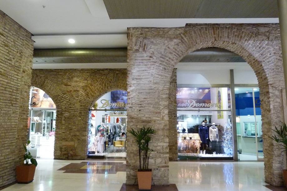 <strong>9. <a href="https://pacoalfandega.com.br" rel="SHOPPING PAÇO ALFÂNDEGA" target="_blank">SHOPPING PAÇO ALFÂNDEGA</a></strong> (700 metros) No Recife Antigo, este shopping fica em uma construção de 1732 que já foi convento e alfândega. <em>Rua da Alfândega, 35</em> <strong>9. <a href="https://pacoalfandega.com.br" rel="SHOPPING PAÇO ALFÂNDEGA" target="_blank">SHOPPING PAÇO ALFÂNDEGA</a></strong> (700 metros) No Recife Antigo, este shopping fica em uma construção de 1732 que já foi convento e alfândega. <em>Rua da Alfândega, 35</em>