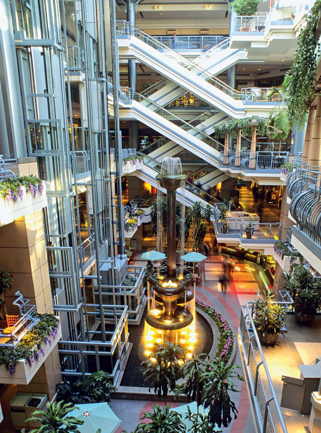 O shopping subterrâneo Place Montreal Trust O shopping subterrâneo Place Montreal Trust