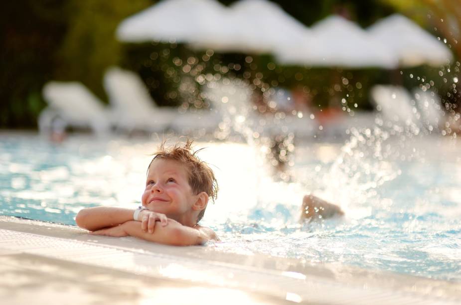 <strong>Recanto das Cataratas Thermas Resort & Convention, em Foz do Iguaçu (PR)</strong>A grande piscina é um dos destaques da hospedagem. O resort passou por uma ampla reforma, principalmente na área de lazer. Recentemente também inaugurou novos quartos. <a href="https://www.booking.com/hotel/br/recanto-park.pt-br.html?aid=332455&label=viagemabril-hoteisfamilia" target="_blank" rel="noopener">Reserve sua estadia no Recanto das Cataratas Thermas Resort & Convention </a>