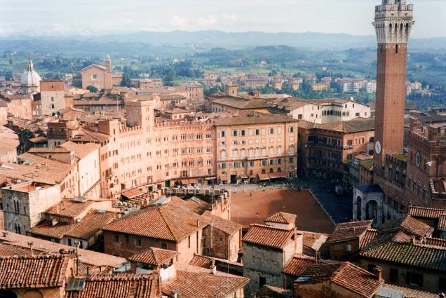 <strong>Piazza del Campo – </strong><a href="https://viajeaqui.abril.com.br/cidades/italia-siena" target="_blank" rel="noopener"><strong>Siena</strong></a><strong> – <a href="https://beta-develop.viagemeturismo.abril.com.br/paises/italia-2/" target="_blank" rel="noopener">Itália</a></strong><strong> </strong> Com sua forma de concha, sua amplitude contrasta com o emaranhado de ruazinhas – delicioso de se percorrer – de Siena. A praça é lar do Palazzo Pubblico, com seu imponente campanário de 102 metros, a Torre del Mangia, construída no século 14. É na <a href="https://viajeaqui.abril.com.br/estabelecimentos/italia-siena-atracao-piazza-del-campo" target="_blank" rel="noopener">Piazza del Campo</a> que ocorre a festividade mais famosa da cidade, a Palio de Siena, corrida de cavalos em honra a Nossa Senhora que ocorre nos dias 2 de julho e 16 de agosto desde o século 17! <em><a href="https://www.booking.com/searchresults.pt-br.html?aid=332455&sid=d98f25c4d6d5f89238aebe98e11a09ba&sb=1&src=searchresults&src_elem=sb&error_url=https%3A%2F%2Fwww.booking.com%2Fsearchresults.pt-br.html%3Faid%3D332455%3Bsid%3Dd98f25c4d6d5f89238aebe98e11a09ba%3Btmpl%3Dsearchresults%3Bac_click_type%3Db%3Bac_position%3D0%3Bcity%3D-1658079%3Bclass_interval%3D1%3Bdest_id%3D-553173%3Bdest_type%3Dcity%3Bdtdisc%3D0%3Bfrom_sf%3D1%3Bgroup_adults%3D2%3Bgroup_children%3D0%3Biata%3DPRG%3Binac%3D0%3Bindex_postcard%3D0%3Blabel_click%3Dundef%3Bno_rooms%3D1%3Boffset%3D0%3Bpostcard%3D0%3Braw_dest_type%3Dcity%3Broom1%3DA%252CA%3Bsb_price_type%3Dtotal%3Bsearch_selected%3D1%3Bshw_aparth%3D1%3Bslp_r_match%3D0%3Bsrc%3Dsearchresults%3Bsrc_elem%3Dsb%3Bsrpvid%3Dc7177c7e2c410093%3Bss%3DPraga%252C%2520Rep%25C3%25BAblica%2520Tcheca%3Bss_all%3D0%3Bss_raw%3Dpraga%3Bssb%3Dempty%3Bsshis%3D0%3Bssne%3DCidade%2520do%2520M%25C3%25A9xico%3Bssne_untouched%3DCidade%2520do%2520M%25C3%25A9xico%26%3B&ss=Siena%2C+Toscana%2C+It%C3%A1lia&is_ski_area=&ssne=Praga&ssne_untouched=Praga&city=-553173&checkin_year=&checkin_month=&checkout_year=&checkout_month=&group_adults=2&group_children=0&no_rooms=1&from_sf=1&ss_raw=siena&ac_position=0&ac_langcode=xb&ac_click_type=b&dest_id=-129709&dest_type=city&place_id_lat=43.318352&place_id_lon=11.33137&search_pageview_id=c7177c7e2c410093&search_selected=true&search_pageview_id=c7177c7e2c410093&ac_suggestion_list_length=5&ac_suggestion_theme_list_length=0" target="_blank" rel="noopener">Busque hospedagem em Siena</a> </em> <strong>Piazza del Campo – </strong><a href="https://viajeaqui.abril.com.br/cidades/italia-siena" target="_blank" rel="noopener"><strong>Siena</strong></a><strong> – <a href="https://beta-develop.viagemeturismo.abril.com.br/paises/italia-2/" target="_blank" rel="noopener">Itália</a></strong><strong> </strong> Com sua forma de concha, sua amplitude contrasta com o emaranhado de ruazinhas – delicioso de se percorrer – de Siena. A praça é lar do Palazzo Pubblico, com seu imponente campanário de 102 metros, a Torre del Mangia, construída no século 14. É na <a href="https://viajeaqui.abril.com.br/estabelecimentos/italia-siena-atracao-piazza-del-campo" target="_blank" rel="noopener">Piazza del Campo</a> que ocorre a festividade mais famosa da cidade, a Palio de Siena, corrida de cavalos em honra a Nossa Senhora que ocorre nos dias 2 de julho e 16 de agosto desde o século 17! <em><a href="https://www.booking.com/searchresults.pt-br.html?aid=332455&sid=d98f25c4d6d5f89238aebe98e11a09ba&sb=1&src=searchresults&src_elem=sb&error_url=https%3A%2F%2Fwww.booking.com%2Fsearchresults.pt-br.html%3Faid%3D332455%3Bsid%3Dd98f25c4d6d5f89238aebe98e11a09ba%3Btmpl%3Dsearchresults%3Bac_click_type%3Db%3Bac_position%3D0%3Bcity%3D-1658079%3Bclass_interval%3D1%3Bdest_id%3D-553173%3Bdest_type%3Dcity%3Bdtdisc%3D0%3Bfrom_sf%3D1%3Bgroup_adults%3D2%3Bgroup_children%3D0%3Biata%3DPRG%3Binac%3D0%3Bindex_postcard%3D0%3Blabel_click%3Dundef%3Bno_rooms%3D1%3Boffset%3D0%3Bpostcard%3D0%3Braw_dest_type%3Dcity%3Broom1%3DA%252CA%3Bsb_price_type%3Dtotal%3Bsearch_selected%3D1%3Bshw_aparth%3D1%3Bslp_r_match%3D0%3Bsrc%3Dsearchresults%3Bsrc_elem%3Dsb%3Bsrpvid%3Dc7177c7e2c410093%3Bss%3DPraga%252C%2520Rep%25C3%25BAblica%2520Tcheca%3Bss_all%3D0%3Bss_raw%3Dpraga%3Bssb%3Dempty%3Bsshis%3D0%3Bssne%3DCidade%2520do%2520M%25C3%25A9xico%3Bssne_untouched%3DCidade%2520do%2520M%25C3%25A9xico%26%3B&ss=Siena%2C+Toscana%2C+It%C3%A1lia&is_ski_area=&ssne=Praga&ssne_untouched=Praga&city=-553173&checkin_year=&checkin_month=&checkout_year=&checkout_month=&group_adults=2&group_children=0&no_rooms=1&from_sf=1&ss_raw=siena&ac_position=0&ac_langcode=xb&ac_click_type=b&dest_id=-129709&dest_type=city&place_id_lat=43.318352&place_id_lon=11.33137&search_pageview_id=c7177c7e2c410093&search_selected=true&search_pageview_id=c7177c7e2c410093&ac_suggestion_list_length=5&ac_suggestion_theme_list_length=0" target="_blank" rel="noopener">Busque hospedagem em Siena</a> </em>