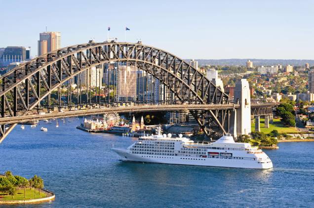 <strong>Silver Whisper</strong><br /><strong>Categoria:</strong> luxo<br /><br />Que tal conhecer 28 países a bordo de um navio luxuoso? É essa a proposta do cruzeiro “Volta ao Mundo 2013”, da armadora Silversea, que passará por 52 portos em 115 dias. A bordo, os passageiros podem desfrutar das áreas de lazer, do spa, experimentar comidas preparadas por renomados chefs e aproveitar os passeios nas cidades aportadas. O embarque é feito em <a href="https://viajeaqui.abril.com.br/cidades/estados-unidos-los-angeles" rel="Los Angeles">Los Angeles</a>, nos <a href="https://viajeaqui.abril.com.br/paises/estados-unidos" rel="Estados Unidos">Estados Unidos</a>, no dia 5 de janeiro. <a href="https://viajeaqui.abril.com.br/materias/pacote-volta-ao-mundo-no-silver-whisper-115-noites-48-114-dolares" rel="Saiba mais sobre o roteiro e preço do pacote"><strong>Saiba mais sobre o roteiro e preço do pacote</strong></a>. <strong>Silver Whisper</strong><br /><strong>Categoria:</strong> luxo<br /><br />Que tal conhecer 28 países a bordo de um navio luxuoso? É essa a proposta do cruzeiro “Volta ao Mundo 2013”, da armadora Silversea, que passará por 52 portos em 115 dias. A bordo, os passageiros podem desfrutar das áreas de lazer, do spa, experimentar comidas preparadas por renomados chefs e aproveitar os passeios nas cidades aportadas. O embarque é feito em <a href="https://viajeaqui.abril.com.br/cidades/estados-unidos-los-angeles" rel="Los Angeles">Los Angeles</a>, nos <a href="https://viajeaqui.abril.com.br/paises/estados-unidos" rel="Estados Unidos">Estados Unidos</a>, no dia 5 de janeiro. <a href="https://viajeaqui.abril.com.br/materias/pacote-volta-ao-mundo-no-silver-whisper-115-noites-48-114-dolares" rel="Saiba mais sobre o roteiro e preço do pacote"><strong>Saiba mais sobre o roteiro e preço do pacote</strong></a>.