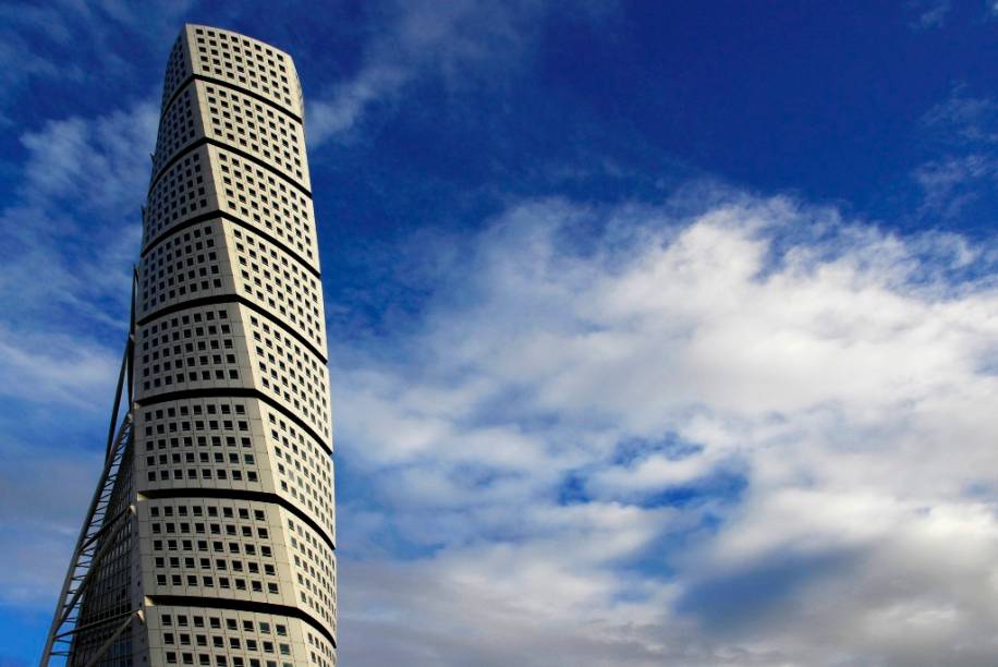 <strong>Turning Torso, Malmo, Suécia</strong>            O Turning Torso é o mais alto edifício da <a href="https://viajeaqui.abril.com.br/paises/suecia" rel="Suécia ">Suécia </a>com 190,4 metros de altura. Projetado por Santiago Calatrava, é um dos novos ícones arquitetônicos de Malmo