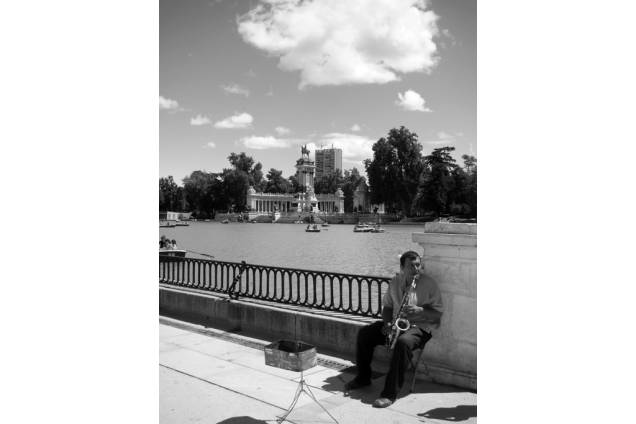 Artista de rua tocando saxofone na beira do lago do Parque do Retiro, <a href="https://viajeaqui.abril.com.br/cidades/espanha-madri" rel="Madri" target="_self">Madri</a>, <a href="https://viajeaqui.abril.com.br/paises/espanha" rel="Espanha" target="_self">Espanha</a> Artista de rua tocando saxofone na beira do lago do Parque do Retiro, <a href="https://viajeaqui.abril.com.br/cidades/espanha-madri" rel="Madri" target="_self">Madri</a>, <a href="https://viajeaqui.abril.com.br/paises/espanha" rel="Espanha" target="_self">Espanha</a>