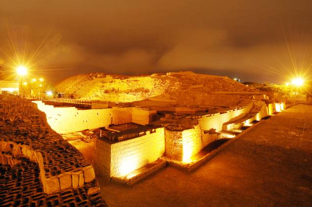Localizada no distrito de <a href="https://viajeaqui.abril.com.br/estabelecimentos/peru-lima-atracao-miraflores" target="_blank">Miraflores</a>, esse sítio arqueológico é considerado um dos registros mais importantes da cultura dos povos pré-hispânicos que habitaram o país e funcionava como um centro cerimonial. Erguido entre os séculos 200 e 700 d.C., ele inclui uma construção piramidal de 25 metros de altura e abriga shows e um museu com peças encontradas em escavações pelo local Localizada no distrito de <a href="https://viajeaqui.abril.com.br/estabelecimentos/peru-lima-atracao-miraflores" target="_blank">Miraflores</a>, esse sítio arqueológico é considerado um dos registros mais importantes da cultura dos povos pré-hispânicos que habitaram o país e funcionava como um centro cerimonial. Erguido entre os séculos 200 e 700 d.C., ele inclui uma construção piramidal de 25 metros de altura e abriga shows e um museu com peças encontradas em escavações pelo local