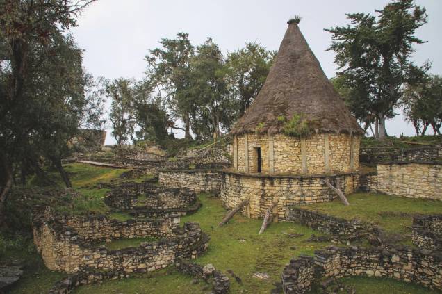 Considerada por muitos moradores locais como a nova <a href="https://viajeaqui.abril.com.br/cidades/peru-machu-picchu" target="_blank">Machu Picchu</a> do Peru, Kuelap é cercada por muros e ruínas de pedra datadas do século 6 a.C. Por aqui, é possível encontrar mais de 400 construções temáticas que pertenceram aos Chachapoyas, povos de pele clara e popularmente conhecidos como "Guerreiros das Nuvens" por terem transformado florestas locais e extremamente altas em áreas de cultivo. Durante o século 16, os Chachapoyas foram completamente dominados pelos incas e perderam seus territórios. Em 1843, no entanto, a antiga cidade habitada por eles foi descoberta Considerada por muitos moradores locais como a nova <a href="https://viajeaqui.abril.com.br/cidades/peru-machu-picchu" target="_blank">Machu Picchu</a> do Peru, Kuelap é cercada por muros e ruínas de pedra datadas do século 6 a.C. Por aqui, é possível encontrar mais de 400 construções temáticas que pertenceram aos Chachapoyas, povos de pele clara e popularmente conhecidos como "Guerreiros das Nuvens" por terem transformado florestas locais e extremamente altas em áreas de cultivo. Durante o século 16, os Chachapoyas foram completamente dominados pelos incas e perderam seus territórios. Em 1843, no entanto, a antiga cidade habitada por eles foi descoberta