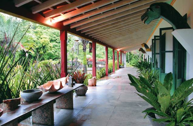 <strong><a href="https://viajeaqui.abril.com.br/estabelecimentos/br-rj-rio-de-janeiro-atracao-sitio-roberto-burle-marx" rel="Sítio Roberto Burle Marx" target="_blank">Sítio Roberto Burle Marx</a> - <a href="https://viajeaqui.abril.com.br/cidades/br-rj-rio-de-janeiro" rel="Rio de Janeiro" target="_blank">Rio de Janeiro</a>, RJ</strong><br /><br />Nome intrinsecamente ligado ao paisagismo e às artes plásticas brasileiras, Roberto Burle Marx deixou a sua marca em projetos como o Aterro do Flamengo (Rio de Janeiro) e o Eixo Monumental (Brasília). Moradia do paisagista entre 1973 e 1994 (data de sua morte), o sítio abriga uma fantástica coleção de 3500 plantas vivas, a maioria tropicais, que convivem em simbiose com a Mata Atlântica nativa do terreno de 807 mil metros quadrados, situado em Barra de Guaratiba, bem próximo da Restinga de Marambaia.<br /><br />No obrigatório tour guiado de 1h30, o visitante passeia pelos impressionantes jardins e pela casa do paisagista, recheada de suas obras (pinturas, desenhos, vitrais, painéis de azulejos), além de muita arte brasileira e pré-colombiana. Visita ainda uma capela do século 17 em homenagem a Santo Antônio da Bica e o enorme salão de festas, que ainda hoje funciona como palco de casamentos.<br /><br />Quer um bom programa pós-visita? Siga mais alguns quilômetros até os tradicionais restaurantes da Barra de Guaratiba, famosos por servir um rodízio de pescados com vista para o mar.<br /><br />Onde: Estr. Roberto Burle Marx, 2019, Barra de Guaratiba - Tel (21) 2410-1412<br />Horário de funcionamento: terça a sábado 9h30 e 13h30 (agendar)<br />Quanto: R$ 8<br />Distância do Centro: 53 km<br />Distância de Copacabana: 47 km <strong><a href="https://viajeaqui.abril.com.br/estabelecimentos/br-rj-rio-de-janeiro-atracao-sitio-roberto-burle-marx" rel="Sítio Roberto Burle Marx" target="_blank">Sítio Roberto Burle Marx</a> - <a href="https://viajeaqui.abril.com.br/cidades/br-rj-rio-de-janeiro" rel="Rio de Janeiro" target="_blank">Rio de Janeiro</a>, RJ</strong><br /><br />Nome intrinsecamente ligado ao paisagismo e às artes plásticas brasileiras, Roberto Burle Marx deixou a sua marca em projetos como o Aterro do Flamengo (Rio de Janeiro) e o Eixo Monumental (Brasília). Moradia do paisagista entre 1973 e 1994 (data de sua morte), o sítio abriga uma fantástica coleção de 3500 plantas vivas, a maioria tropicais, que convivem em simbiose com a Mata Atlântica nativa do terreno de 807 mil metros quadrados, situado em Barra de Guaratiba, bem próximo da Restinga de Marambaia.<br /><br />No obrigatório tour guiado de 1h30, o visitante passeia pelos impressionantes jardins e pela casa do paisagista, recheada de suas obras (pinturas, desenhos, vitrais, painéis de azulejos), além de muita arte brasileira e pré-colombiana. Visita ainda uma capela do século 17 em homenagem a Santo Antônio da Bica e o enorme salão de festas, que ainda hoje funciona como palco de casamentos.<br /><br />Quer um bom programa pós-visita? Siga mais alguns quilômetros até os tradicionais restaurantes da Barra de Guaratiba, famosos por servir um rodízio de pescados com vista para o mar.<br /><br />Onde: Estr. Roberto Burle Marx, 2019, Barra de Guaratiba - Tel (21) 2410-1412<br />Horário de funcionamento: terça a sábado 9h30 e 13h30 (agendar)<br />Quanto: R$ 8<br />Distância do Centro: 53 km<br />Distância de Copacabana: 47 km