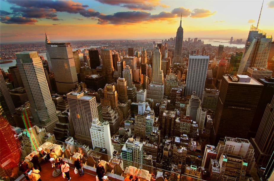 Vista do pôr do sol em <a href="https://viajeaqui.abril.com.br/cidades/estados-unidos-nova-york" rel="Nova York" target="_blank">Nova York</a>, a partir do alto do <a href="https://viajeaqui.abril.com.br/estabelecimentos/estados-unidos-nova-york-atracao-rockfeller-center" rel="Rockefeller Center" target="_blank">Rockefeller Center</a>