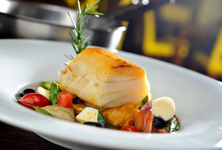 <strong><a href="http:// https://viajeaqui.abril.com.br/estabelecimentos/br-sp-sao-paulo-restaurante-skye-hotel-unique" rel="Skye" target="_blank">Skye</a> (São Paulo)</strong><br /><br />O badalado restaurante estrelado, localizado na cobertura do <a href="https://viajeaqui.abril.com.br/estabelecimentos/br-sp-sao-paulo-hospedagem-unique" rel="Hotel Unique" target="_blank">Hotel Unique</a>, tem duas sugestões de pratos para a Páscoa, de <strong>6 a 8 de abril</strong>: o <strong>lombo de bacalhau assado a provençal</strong> (<em>foto</em>) (R$ 95), servido com uma taça de vinho Tarapacá La Isla Sauvignon Blanc como cortesia; e o <strong>Combo Pascoal do Sushiman</strong> (R$ 92), um mix de sushi e sashimi, oferecido com um copo de sakê. A sobremesa é um pavê cremoso de chocolate ao leite e sorvete de gianduia (R$ 25) <strong><a href="http:// https://viajeaqui.abril.com.br/estabelecimentos/br-sp-sao-paulo-restaurante-skye-hotel-unique" rel="Skye" target="_blank">Skye</a> (São Paulo)</strong><br /><br />O badalado restaurante estrelado, localizado na cobertura do <a href="https://viajeaqui.abril.com.br/estabelecimentos/br-sp-sao-paulo-hospedagem-unique" rel="Hotel Unique" target="_blank">Hotel Unique</a>, tem duas sugestões de pratos para a Páscoa, de <strong>6 a 8 de abril</strong>: o <strong>lombo de bacalhau assado a provençal</strong> (<em>foto</em>) (R$ 95), servido com uma taça de vinho Tarapacá La Isla Sauvignon Blanc como cortesia; e o <strong>Combo Pascoal do Sushiman</strong> (R$ 92), um mix de sushi e sashimi, oferecido com um copo de sakê. A sobremesa é um pavê cremoso de chocolate ao leite e sorvete de gianduia (R$ 25)