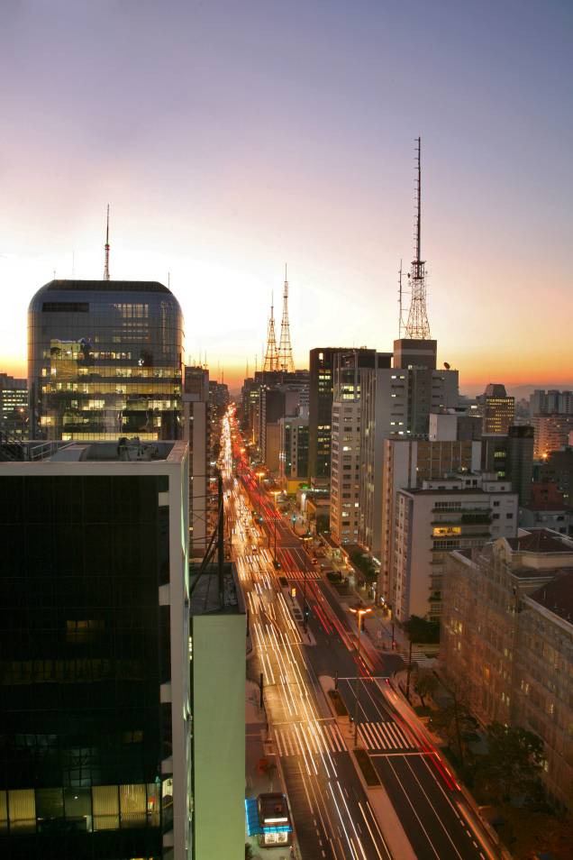<strong><a href="https://viajeaqui.abril.com.br/estabelecimentos/br-sp-sao-paulo-atracao-avenida-paulista/" rel="Avenida Paulista" target="_blank">Avenida Paulista</a>, <a href="https://viajeaqui.abril.com.br/cidades/br-sp-sao-paulo" rel="São Paulo" target="_blank">São Paulo</a></strong> A antiga morada dos barões do café hoje é a principal avenida da capital paulista, tanto economicamente, como culturalmente. Mansões e igrejas antigas dividem espaço com prédios modernos e esses partilham ambientes com cinemas, livrarias, restaurantes e museus. Do lado de fora, artistas de rua e vendedores de miçangas fazem o passeio dos turistas <strong><a href="https://viajeaqui.abril.com.br/estabelecimentos/br-sp-sao-paulo-atracao-avenida-paulista/" rel="Avenida Paulista" target="_blank">Avenida Paulista</a>, <a href="https://viajeaqui.abril.com.br/cidades/br-sp-sao-paulo" rel="São Paulo" target="_blank">São Paulo</a></strong> A antiga morada dos barões do café hoje é a principal avenida da capital paulista, tanto economicamente, como culturalmente. Mansões e igrejas antigas dividem espaço com prédios modernos e esses partilham ambientes com cinemas, livrarias, restaurantes e museus. Do lado de fora, artistas de rua e vendedores de miçangas fazem o passeio dos turistas