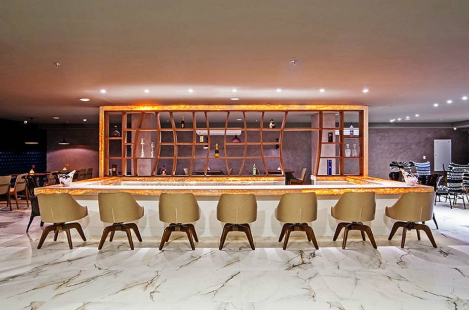 <strong>Slaviero Conceptual Brut, em Balneário Camboriú (SC)</strong> O espumante Chandon Brut serve de inspiração para o hotel, segundo empreendimento da rede Slaviero na cidade. A bebida inspira a decoração e, claro, o menu do restaurante, com pratos harmonizados com espumante e nas próprias receitas. No check-in, o hóspede recebe uma taça cortesia da bebida, que pode ser servida também nos quartos. <strong>Slaviero Conceptual Brut, em Balneário Camboriú (SC)</strong> O espumante Chandon Brut serve de inspiração para o hotel, segundo empreendimento da rede Slaviero na cidade. A bebida inspira a decoração e, claro, o menu do restaurante, com pratos harmonizados com espumante e nas próprias receitas. No check-in, o hóspede recebe uma taça cortesia da bebida, que pode ser servida também nos quartos.