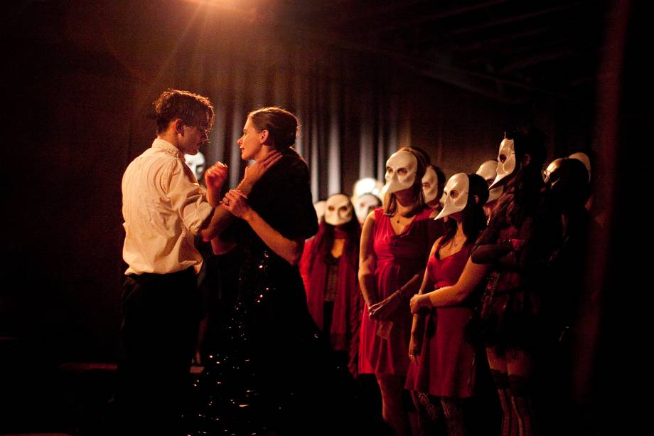 <strong>10.&nbsp;<a href="https://sleepnomorenyc.com/#share" rel="Sleep no More" target="_blank">Sleep no More</a></strong>Eis um espet&aacute;culo dif&iacute;cil de classificar. A a&ccedil;&atilde;o acontece em um hotel abandonado aonde as pessoas podem chegar mais cedo para jantar (mediante reserva) ou apenas beber &ndash; drinques &oacute;timos, ali&aacute;s. A partir da&iacute;, atores caracterizados convidam o p&uacute;blico a colocar m&aacute;scaras que n&atilde;o podem ser retiradas ao longo da apresenta&ccedil;&atilde;o. O clim&atilde;o &eacute; criado pela pouca luz, por uma cenografia realista e pelo som. Se estiver acompanhado, experimente circular um pouco s&oacute;. Quando menos se espera, atores surgem e usam apenas a dan&ccedil;a para contar a hist&oacute;ria, que, segundo dizem, &eacute; inspirada em Macbeth. N&atilde;o se preocupe em entender. O mais divertido &eacute; eleger um dos personagens e segui-lo pelos corredores. Eles podem entrar em um quarto, matar algu&eacute;m ou tirar voc&ecirc; para dan&ccedil;ar. &Eacute; preciso disposi&ccedil;&atilde;o para subir e descer as escadas.