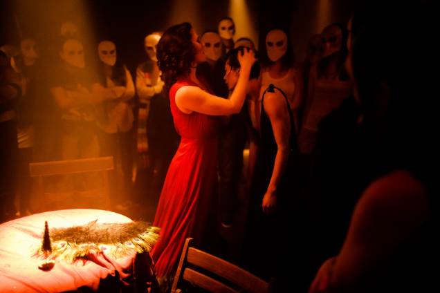 <strong>10. <a href="https://sleepnomorenyc.com/#share" rel="Sleep no More" target="_blank">Sleep no More</a></strong><strong>Preste atenção:</strong> no show de jazz que rola no bar do segundo andar e que não faz parte do espetáculo. Era tão bom que foi difícil retornar ao universo sombrio da peça. Eu não voltei. <strong>10. <a href="https://sleepnomorenyc.com/#share" rel="Sleep no More" target="_blank">Sleep no More</a></strong><strong>Preste atenção:</strong> no show de jazz que rola no bar do segundo andar e que não faz parte do espetáculo. Era tão bom que foi difícil retornar ao universo sombrio da peça. Eu não voltei.