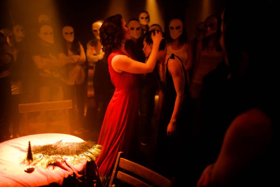 <strong>10.&nbsp;<a href="https://sleepnomorenyc.com/#share" rel="Sleep no More" target="_blank">Sleep no More</a></strong><strong>Preste aten&ccedil;&atilde;o:</strong> no show de jazz que rola no bar do segundo andar e que n&atilde;o faz parte do espet&aacute;culo. Era t&atilde;o bom que foi dif&iacute;cil retornar ao universo sombrio da pe&ccedil;a. Eu n&atilde;o voltei.