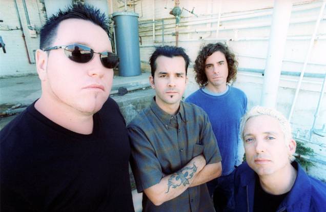 <strong>SMASH MOUTH</strong><br /> <br /> O grupo californiano já vendeu mais de 10 milhões de cópias em sua carreira, mas é a primeira vez que tocará no Brasil. Ele estourou com a música <em>Walkin’ On The Sun</em> e também ficou famoso pelos contagiantes covers de <em>Why Can’t We Be Friends?</em> e <em>I’m a Believer</em> (presente na trilha sonora de <em>Shrek</em>). <strong>Onde e Quando: </strong>Curitiba (PR), dia 19 de maio, no Festival Lupaluna, e São Paulo, dia 20, na Via Funchal <strong>Ingressos:</strong> os do show de Curitiba ainda não foram colocados à venda, mas os de São Paulo estão no site da <a href="https://viafunchal.com.br/shows.asp?ID=538." rel="Via Funchal" target="_blank">Via Funchal</a> <strong>SMASH MOUTH</strong><br /> <br /> O grupo californiano já vendeu mais de 10 milhões de cópias em sua carreira, mas é a primeira vez que tocará no Brasil. Ele estourou com a música <em>Walkin’ On The Sun</em> e também ficou famoso pelos contagiantes covers de <em>Why Can’t We Be Friends?</em> e <em>I’m a Believer</em> (presente na trilha sonora de <em>Shrek</em>). <strong>Onde e Quando: </strong>Curitiba (PR), dia 19 de maio, no Festival Lupaluna, e São Paulo, dia 20, na Via Funchal <strong>Ingressos:</strong> os do show de Curitiba ainda não foram colocados à venda, mas os de São Paulo estão no site da <a href="https://viafunchal.com.br/shows.asp?ID=538." rel="Via Funchal" target="_blank">Via Funchal</a>
