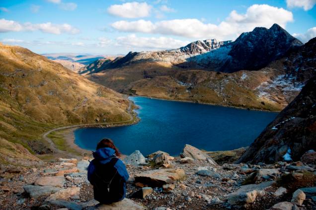 <strong><a href="https://www.visitsnowdonia.info/" target="_blank" rel="noopener">Parque Nacional Snowdonia</a>, País de Gales</strong> Trilhas deslumbrantes e montanhas nevadas estão entres os atrativos da região do parque, considerado um dos mais belos de todo o Reino Unido. Fundado em 1951, o parque conta com uma área de mais de vinte mil hectares e pode ser acessado a pé ou de trem <em><a href="https://www.booking.com/searchresults.pt-br.html?aid=332455&sid=b6bf542626b1a2c7a9951e44506f270a&sb=1&src=searchresults&src_elem=sb&error_url=https%3A%2F%2Fwww.booking.com%2Fsearchresults.pt-br.html%3Faid%3D332455%3Bsid%3Db6bf542626b1a2c7a9951e44506f270a%3Btmpl%3Dsearchresults%3Bac_click_type%3Dg%3Bac_position%3D1%3Bclass_interval%3D1%3Bdest_id%3D900124349%3Bdest_type%3Dlandmark%3Bdtdisc%3D0%3Bfrom_sf%3D1%3Bgroup_adults%3D2%3Bgroup_children%3D0%3Binac%3D0%3Bindex_postcard%3D0%3Blabel_click%3Dundef%3Bno_rooms%3D1%3Boffset%3D0%3Bpostcard%3D0%3Braw_dest_type%3Dlandmark%3Broom1%3DA%252CA%3Bsb_price_type%3Dtotal%3Bsearch_pageview_id%3D2bed7fd17b35002b%3Bsearch_selected%3D1%3Bshw_aparth%3D1%3Bslp_r_match%3D0%3Bsrc%3Dsearchresults%3Bsrc_elem%3Dsb%3Bsrpvid%3D804680713870007b%3Bss%3DParque%2520Nacional%2520Snowdonia%252C%2520United%2520Kingdom%3Bss_all%3D0%3Bssb%3Dempty%3Bsshis%3D0%3Bssne%3DParque%2520Nacional%2520dos%2520Len%25C3%25A7%25C3%25B3is%2520Maranhenses%252C%2520Barreirinhas%2520-%2520State%2520of%2520Maranh%25C3%25A3o%252C%2520Brazil%3Bssne_untouched%3DParque%2520Nacional%2520dos%2520Len%25C3%25A7%25C3%25B3is%2520Maranhenses%252C%2520Barreirinhas%2520-%2520State%2520of%2520Maranh%25C3%25A3o%252C%2520Brazil%3Btop_ufis%3D1%26%3B&ss=Snowdonia%2C+Reino+Unido&is_ski_area=&ssne=Surf+Snowdonia&ssne_untouched=Surf+Snowdonia&checkin_monthday=&checkin_month=&checkin_year=&checkout_monthday=&checkout_month=&checkout_year=&group_adults=2&group_children=0&no_rooms=1&from_sf=1&ss_raw=snowdonia&ac_position=0&ac_langcode=xb&ac_click_type=b&dest_id=2586&dest_type=region&place_id_lat=53.00552&place_id_lon=-3.978948&search_pageview_id=804680713870007b&search_selected=true®ion_type=free_region&search_pageview_id=804680713870007b&ac_suggestion_list_length=5&ac_suggestion_theme_list_length=0" target="_blank" rel="noopener">Veja preços de hotéis na região de Snowdonia no Booking.com</a></em> <strong><a href="https://www.visitsnowdonia.info/" target="_blank" rel="noopener">Parque Nacional Snowdonia</a>, País de Gales</strong> Trilhas deslumbrantes e montanhas nevadas estão entres os atrativos da região do parque, considerado um dos mais belos de todo o Reino Unido. Fundado em 1951, o parque conta com uma área de mais de vinte mil hectares e pode ser acessado a pé ou de trem <em><a href="https://www.booking.com/searchresults.pt-br.html?aid=332455&sid=b6bf542626b1a2c7a9951e44506f270a&sb=1&src=searchresults&src_elem=sb&error_url=https%3A%2F%2Fwww.booking.com%2Fsearchresults.pt-br.html%3Faid%3D332455%3Bsid%3Db6bf542626b1a2c7a9951e44506f270a%3Btmpl%3Dsearchresults%3Bac_click_type%3Dg%3Bac_position%3D1%3Bclass_interval%3D1%3Bdest_id%3D900124349%3Bdest_type%3Dlandmark%3Bdtdisc%3D0%3Bfrom_sf%3D1%3Bgroup_adults%3D2%3Bgroup_children%3D0%3Binac%3D0%3Bindex_postcard%3D0%3Blabel_click%3Dundef%3Bno_rooms%3D1%3Boffset%3D0%3Bpostcard%3D0%3Braw_dest_type%3Dlandmark%3Broom1%3DA%252CA%3Bsb_price_type%3Dtotal%3Bsearch_pageview_id%3D2bed7fd17b35002b%3Bsearch_selected%3D1%3Bshw_aparth%3D1%3Bslp_r_match%3D0%3Bsrc%3Dsearchresults%3Bsrc_elem%3Dsb%3Bsrpvid%3D804680713870007b%3Bss%3DParque%2520Nacional%2520Snowdonia%252C%2520United%2520Kingdom%3Bss_all%3D0%3Bssb%3Dempty%3Bsshis%3D0%3Bssne%3DParque%2520Nacional%2520dos%2520Len%25C3%25A7%25C3%25B3is%2520Maranhenses%252C%2520Barreirinhas%2520-%2520State%2520of%2520Maranh%25C3%25A3o%252C%2520Brazil%3Bssne_untouched%3DParque%2520Nacional%2520dos%2520Len%25C3%25A7%25C3%25B3is%2520Maranhenses%252C%2520Barreirinhas%2520-%2520State%2520of%2520Maranh%25C3%25A3o%252C%2520Brazil%3Btop_ufis%3D1%26%3B&ss=Snowdonia%2C+Reino+Unido&is_ski_area=&ssne=Surf+Snowdonia&ssne_untouched=Surf+Snowdonia&checkin_monthday=&checkin_month=&checkin_year=&checkout_monthday=&checkout_month=&checkout_year=&group_adults=2&group_children=0&no_rooms=1&from_sf=1&ss_raw=snowdonia&ac_position=0&ac_langcode=xb&ac_click_type=b&dest_id=2586&dest_type=region&place_id_lat=53.00552&place_id_lon=-3.978948&search_pageview_id=804680713870007b&search_selected=true®ion_type=free_region&search_pageview_id=804680713870007b&ac_suggestion_list_length=5&ac_suggestion_theme_list_length=0" target="_blank" rel="noopener">Veja preços de hotéis na região de Snowdonia no Booking.com</a></em>