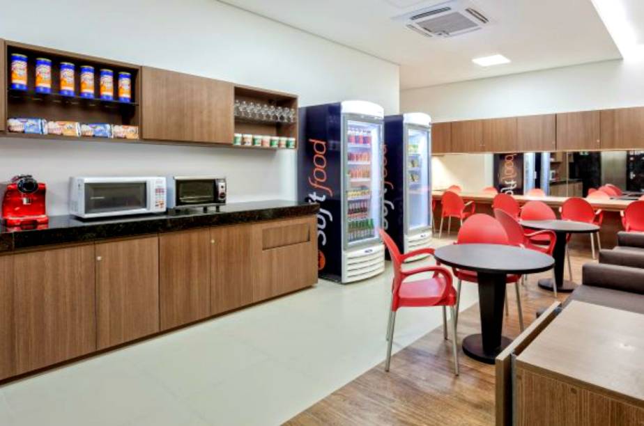 <strong>Soft Inn Belo Horizonte, em <a href="https://viajeaqui.abril.com.br/cidades/br-mg-belo-horizonte/" rel="Belo Horizonte (MG)" target="_blank">Belo Horizonte (MG)</a></strong>O hotel fica ao lado de uma das principais vias de Belo Horizonte, a Av. Ant&ocirc;nio Carlos, e tamb&eacute;m tem f&aacute;cil acesso &agrave; rodovi&aacute;ria. Pertencente &agrave; gama de hot&eacute;is econ&ocirc;micos, o Soft Inn n&atilde;o tem frigobar abastecido - mas o h&oacute;spede pode comprar o que for consumir na loja de conveni&ecirc;ncia do hotel, no lobby.