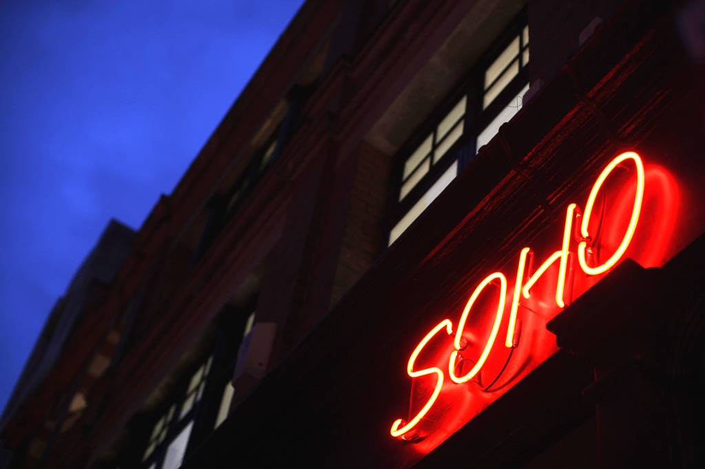 A regi&atilde;o do Soho est&aacute; para Londres assim como o Baixo Augusta para S&atilde;o Paulo: bo&ecirc;mia, com clubes, bares e restaurantes que mant&ecirc;m suas ruas sempre cheias. Aberto em 2011, o <strong>The Box </strong><em>(11-12 Walker&rsquo;s Court, <a href="https://theboxsoho.com" rel="theboxsoho.com" target="_blank">theboxsoho.com</a>)</em> tem dado o que falar. Autodenominado teatro de variedades, est&aacute; mais para uma balada com performances que v&atilde;o do burlesco ao bizarro e que j&aacute; contaram com a audi&ecirc;ncia at&eacute; do pr&iacute;ncipe Harry. Nov&iacute;ssimos, o <strong>Hix </strong>e o <strong>Mark&rsquo;s Bar</strong> <em>(66-70 Brewer Street, <a href="https://hixsoho.co.uk" rel="hixsoho.co.uk" target="_blank">hixsoho.co.uk</a>; Cc: A, D, M, V) </em>funcionam no mesmo endere&ccedil;o como restaurante e cocktail bar.