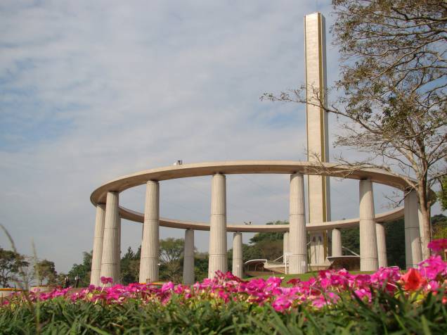 <strong>Solo Sagrado - <a href="https://viajeaqui.abril.com.br/cidades/br-sp-sao-paulo" rel="São Paulo" target="_blank">São Paulo</a>, SP</strong><br /><br />Chamado de “protótipo do paraíso terrestre”, o Solo Sagrado foi construído seguindo a filosofia do japonês Mokiti Okada (Meishu-Sama) de harmonizar a beleza natural com a criada pelo homem, criando um espaço para meditação e contemplação da natureza. Existem cinco complexos como esse no mundo e o paulistano é o único no Ocidente.<br /><br />Construído pela Igreja Messiânica, o local escolhido foi uma área de 327 500 m² às margens da Represa do Guarapiranga, no extremo sul de São Paulo. Chegar ao “paraíso” requer paciência, afinal é preciso atravessar uma área pouco nobre da cidade. Mas o esforço compensa. Em meio a um enorme gramado ladeado de árvores e das águas da represa, se destaca o enorme templo em forma de anel, sustentado por 16 pilares de 18 metros. Tendo o céu como teto, o templo abriga três santuários para meditação.<br /><br />Ficou com fome? Sem problema, há duas praças de alimentação no local e o enorme gramado que pode ser usado como área de piquenique. Apesar de ser um parque, é proibido o ingresso com bibicleta e skate.<br /><br />Onde: Estr. Jaceguai, 6567, Jd. Casa Grande – Tel. (11) 5970-1000<br />Horário de funcionamento: quarta a domingo das 8h às 17h<br />Distância do Centro: 35 km <strong>Solo Sagrado - <a href="https://viajeaqui.abril.com.br/cidades/br-sp-sao-paulo" rel="São Paulo" target="_blank">São Paulo</a>, SP</strong><br /><br />Chamado de “protótipo do paraíso terrestre”, o Solo Sagrado foi construído seguindo a filosofia do japonês Mokiti Okada (Meishu-Sama) de harmonizar a beleza natural com a criada pelo homem, criando um espaço para meditação e contemplação da natureza. Existem cinco complexos como esse no mundo e o paulistano é o único no Ocidente.<br /><br />Construído pela Igreja Messiânica, o local escolhido foi uma área de 327 500 m² às margens da Represa do Guarapiranga, no extremo sul de São Paulo. Chegar ao “paraíso” requer paciência, afinal é preciso atravessar uma área pouco nobre da cidade. Mas o esforço compensa. Em meio a um enorme gramado ladeado de árvores e das águas da represa, se destaca o enorme templo em forma de anel, sustentado por 16 pilares de 18 metros. Tendo o céu como teto, o templo abriga três santuários para meditação.<br /><br />Ficou com fome? Sem problema, há duas praças de alimentação no local e o enorme gramado que pode ser usado como área de piquenique. Apesar de ser um parque, é proibido o ingresso com bibicleta e skate.<br /><br />Onde: Estr. Jaceguai, 6567, Jd. Casa Grande – Tel. (11) 5970-1000<br />Horário de funcionamento: quarta a domingo das 8h às 17h<br />Distância do Centro: 35 km