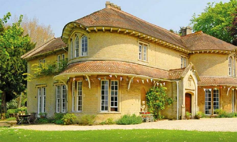 <strong>Somerset, <a href="https://viajeaqui.abril.com.br/paises/reino-unido" rel="Reino Unido" target="_blank">Reino Unido</a></strong> Próxima a Glastonbury, essa casa tem um estilo clássico que combina com casamentos tradicionais - e um cenário que é a cara do Reino Unido. Luxuoso e confortável, é perfeito também para luas de mel. <strong><a href="https://www.airbnb.com.br/rooms/6512800?s=MOTR" rel="Alugue aqui" target="_blank">Alugue aqui</a></strong> <em><a href="https://www.booking.com/city/gb/frome.pt-br.html?aid=332455&label=viagemabril-lugares-incr%C3%ADveis-para-casar" rel="Veja preço de hotéis próximos a Somerset no Booking.com" target="_blank">Veja preço de hotéis próximos a Somerset no Booking.com</a></em> <strong>Somerset, <a href="https://viajeaqui.abril.com.br/paises/reino-unido" rel="Reino Unido" target="_blank">Reino Unido</a></strong> Próxima a Glastonbury, essa casa tem um estilo clássico que combina com casamentos tradicionais - e um cenário que é a cara do Reino Unido. Luxuoso e confortável, é perfeito também para luas de mel. <strong><a href="https://www.airbnb.com.br/rooms/6512800?s=MOTR" rel="Alugue aqui" target="_blank">Alugue aqui</a></strong> <em><a href="https://www.booking.com/city/gb/frome.pt-br.html?aid=332455&label=viagemabril-lugares-incr%C3%ADveis-para-casar" rel="Veja preço de hotéis próximos a Somerset no Booking.com" target="_blank">Veja preço de hotéis próximos a Somerset no Booking.com</a></em>