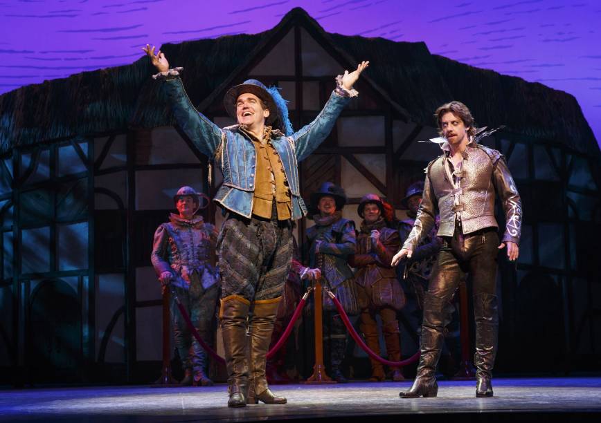 <strong>11. <a href="https://rottenbroadway.com/" rel="Something Rotten" target="_blank">Something Rotten</a></strong>Comédia genial que segue a trajetória de dois irmãos que lutam para fazer uma peça de sucesso que consiga desbancar a grande popularidade de um tal William Shakespeare. O texto é recheado de piadas afiadas e traz um olhar divertido sobre o eterno boato de que o bardo inglês não seria o verdadeiro autor de suas obras. Inglês avançado ajuda.