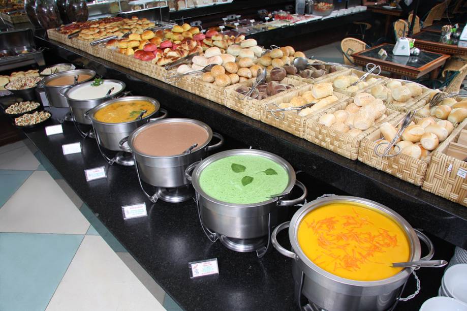 <a href="https://viajeaqui.abril.com.br/estabelecimentos/br-sp-sao-paulo-restaurante-galeria-dos-paes" rel="GALERIA DOS PÃES" target="_blank"><strong>GALERIA DOS PÃES</strong></a>    Localizada no Jardim América, a padaria oferece seis sabores de sopas. Um diferencial da Galeria dos Pães é a música ao vivo todos os dias, que vai até as 22 horas.    <strong>Acompanhamentos:</strong> é oferecido diversos pães, como australiano, francês com e sem gergelim e italiano. Outras opções são as torradas, as tortas salgadas e os sanduíches de metro.    <strong>Bebidas:</strong> chás em sachês, café expresso, leite com chocolate em pó, água e sucos. Aos domingos, é oferecido espumante no buffet.    <strong>Sobremesas: </strong>Doces caseiros, salada de frutas, frutas da estação e outras opções.    <strong>Onde: </strong>Rua Estados Unidos, 1645 - Jardim América    <strong>Horário de funcionamento do buffet:</strong> de segunda-feira a domingo, das 18h às 5h    <strong>Quanto:</strong> R$ 31,80 por pessoa    <strong>Mais informações</strong>: (11) 3064-5900 - <a href="https://www.galeriadospaes.com.br" rel="www.galeriadospaes.com.br" target="_blank">www.galeriadospaes.com.br</a>