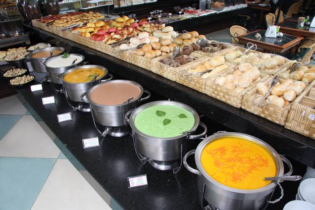 <a href="https://viajeaqui.abril.com.br/estabelecimentos/br-sp-sao-paulo-restaurante-galeria-dos-paes" rel="GALERIA DOS PÃES" target="_blank"><strong>GALERIA DOS PÃES</strong></a> Localizada no Jardim América, a padaria oferece seis sabores de sopas. Um diferencial da Galeria dos Pães é a música ao vivo todos os dias, que vai até as 22 horas. <strong>Acompanhamentos:</strong> é oferecido diversos pães, como australiano, francês com e sem gergelim e italiano. Outras opções são as torradas, as tortas salgadas e os sanduíches de metro. <strong>Bebidas:</strong> chás em sachês, café expresso, leite com chocolate em pó, água e sucos. Aos domingos, é oferecido espumante no buffet. <strong>Sobremesas: </strong>Doces caseiros, salada de frutas, frutas da estação e outras opções. <strong>Onde: </strong>Rua Estados Unidos, 1645 - Jardim América <strong>Horário de funcionamento do buffet:</strong> de segunda-feira a domingo, das 18h às 5h <strong>Quanto:</strong> R$ 31,80 por pessoa <strong>Mais informações</strong>: (11) 3064-5900 - <a href="https://www.galeriadospaes.com.br" rel="www.galeriadospaes.com.br" target="_blank">www.galeriadospaes.com.br</a> <a href="https://viajeaqui.abril.com.br/estabelecimentos/br-sp-sao-paulo-restaurante-galeria-dos-paes" rel="GALERIA DOS PÃES" target="_blank"><strong>GALERIA DOS PÃES</strong></a> Localizada no Jardim América, a padaria oferece seis sabores de sopas. Um diferencial da Galeria dos Pães é a música ao vivo todos os dias, que vai até as 22 horas. <strong>Acompanhamentos:</strong> é oferecido diversos pães, como australiano, francês com e sem gergelim e italiano. Outras opções são as torradas, as tortas salgadas e os sanduíches de metro. <strong>Bebidas:</strong> chás em sachês, café expresso, leite com chocolate em pó, água e sucos. Aos domingos, é oferecido espumante no buffet. <strong>Sobremesas: </strong>Doces caseiros, salada de frutas, frutas da estação e outras opções. <strong>Onde: </strong>Rua Estados Unidos, 1645 - Jardim América <strong>Horário de funcionamento do buffet:</strong> de segunda-feira a domingo, das 18h às 5h <strong>Quanto:</strong> R$ 31,80 por pessoa <strong>Mais informações</strong>: (11) 3064-5900 - <a href="https://www.galeriadospaes.com.br" rel="www.galeriadospaes.com.br" target="_blank">www.galeriadospaes.com.br</a>