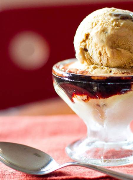 <a href="https://viajeaqui.abril.com.br/estabelecimentos/br-sp-sao-paulo-restaurante-mocoto" rel="Mocotó"><strong>Mocotó</strong></a><br /> <br /> Na contramão do ditado popular “rapadura é doce, mas não é mole não”, o restaurante Mocotó, em <a href="https://viajeaqui.abril.com.br/estados/br-sao-paulo" rel="São Paulo">São Paulo</a>, serve um <strong>sorvete cremoso de rapadura</strong>, que acompanha melado de cana e pedaços do doce. Reconhecido pela qualidade de sua gastronomia, o Mocotó recebe duas estrelas na classificação do GUIA QUATRO RODAS <a href="https://viajeaqui.abril.com.br/estabelecimentos/br-sp-sao-paulo-restaurante-mocoto" rel="Mocotó"><strong>Mocotó</strong></a><br /> <br /> Na contramão do ditado popular “rapadura é doce, mas não é mole não”, o restaurante Mocotó, em <a href="https://viajeaqui.abril.com.br/estados/br-sao-paulo" rel="São Paulo">São Paulo</a>, serve um <strong>sorvete cremoso de rapadura</strong>, que acompanha melado de cana e pedaços do doce. Reconhecido pela qualidade de sua gastronomia, o Mocotó recebe duas estrelas na classificação do GUIA QUATRO RODAS