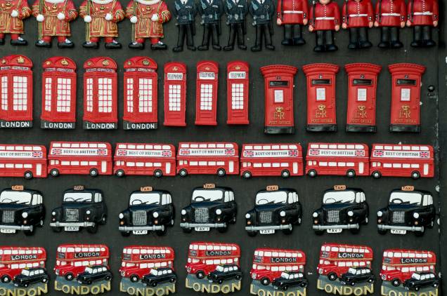 Quando se pensa em <a href="https://beta-develop.viagemeturismo.abril.com.br/cidades/londres-5/" target="_blank">Londres</a>, cinco coisas logo vêm à mente: os icônicos ônibus vermelhos de dois andares, as cabines telefônicas, os táxis e a realeza e a sua guarda real. Os souvenirs não poderiam ser outros! Quando se pensa em <a href="https://beta-develop.viagemeturismo.abril.com.br/cidades/londres-5/" target="_blank">Londres</a>, cinco coisas logo vêm à mente: os icônicos ônibus vermelhos de dois andares, as cabines telefônicas, os táxis e a realeza e a sua guarda real. Os souvenirs não poderiam ser outros!