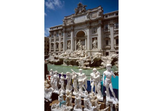 Cópias de algumas das mais populares estátuas de <a href="https://beta-develop.viagemeturismo.abril.com.br/cidades/roma-6/" target="_blank">Roma</a> são vendidas por toda a parte na cidade, inclusive em frente da bela <a href="https://beta-develop.viagemeturismo.abril.com.br/atracao/fontana-di-trevi/" target="_blank">Fontana di Trevi</a> Cópias de algumas das mais populares estátuas de <a href="https://beta-develop.viagemeturismo.abril.com.br/cidades/roma-6/" target="_blank">Roma</a> são vendidas por toda a parte na cidade, inclusive em frente da bela <a href="https://beta-develop.viagemeturismo.abril.com.br/atracao/fontana-di-trevi/" target="_blank">Fontana di Trevi</a>